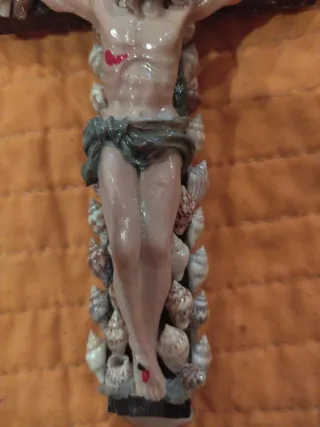 Crucifijo conchas INRI figura religiosa