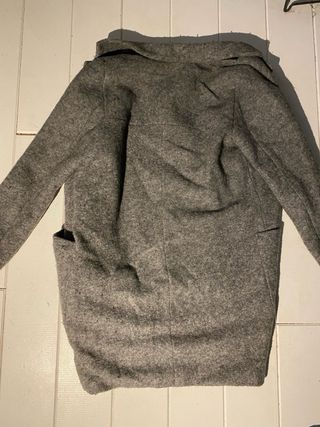 Abrigo largo gris de lana con forro interior