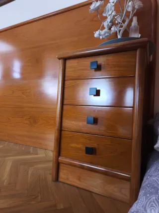 Conjunto cabecero, mesillas y comoda de madera