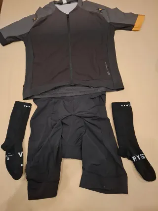 Conjunto Ciclismo Maillot y Culotte calcetines