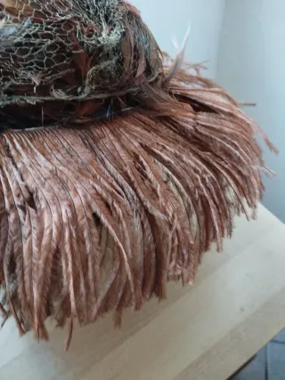 Cappello vintage con piume di struzzo