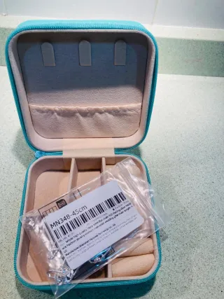 Cadena de plata y joyero