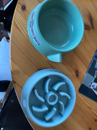 Comedero para perros con ansiedad comiendo