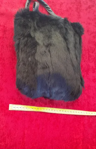 Bolso y cuello de piel y pelo negro