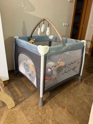 Parque infantil Jane. utilizado por peluches.