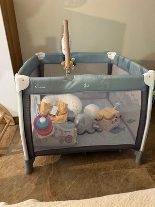 Parque infantil Jane. utilizado por peluches.