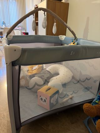 Parque infantil Jane. utilizado por peluches.