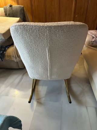 Butaca mecedora beige efecto borreguito lactancia
