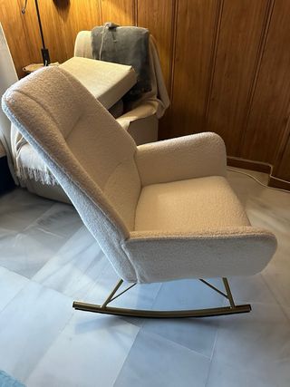 Butaca mecedora beige efecto borreguito lactancia