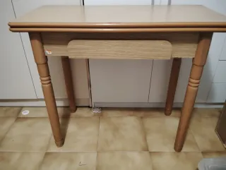 Mesa de cocina extensible.