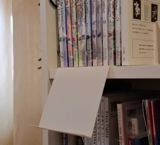 Soporte para libros o mangas o algún comic.