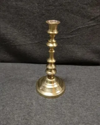 Candelabro de bronce. SIN PAREJA