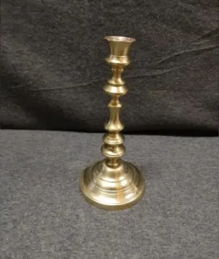 Candelabro de bronce. SIN PAREJA