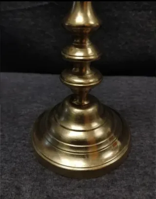 Candelabro de bronce. SIN PAREJA