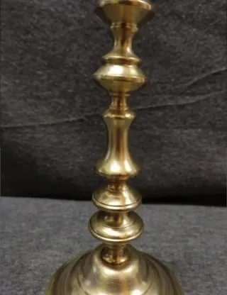 Candelabro de bronce. SIN PAREJA