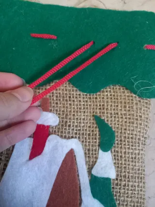 Calza natalizia decorata con Babbo Natale e casa