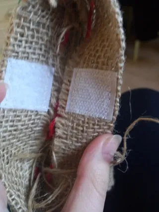 Calza natalizia decorata con Babbo Natale e casa