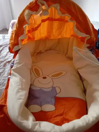 Capazo para bebé con patas, poco uso