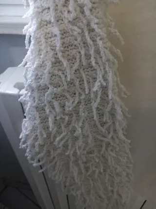 Maglione bianco lavorato a mano