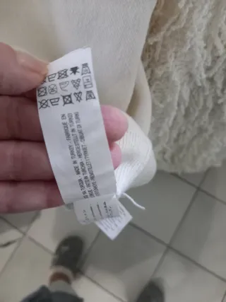 Maglione bianco lavorato a mano