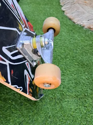 Monopatín / Skate con diseño graffiti