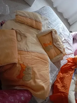 Colcha, almohada, cubre barrotes y bolso