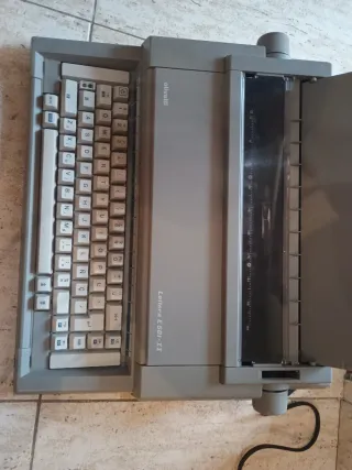 Máquina de escribir electrónica Olivetti Lettera