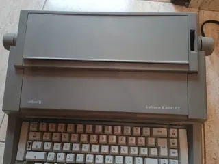 Máquina de escribir electrónica Olivetti Lettera