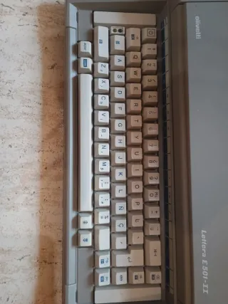 Máquina de escribir electrónica Olivetti Lettera