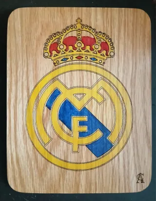 Escudo Real Madrid. Grabado y pintado en madera.