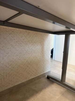 Mesa de oficina elevable blanca