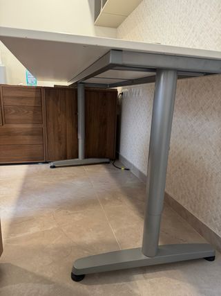 Mesa de oficina elevable blanca