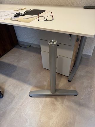 Mesa de oficina elevable blanca