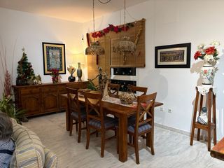 Mesa de comedor de madera con 6 sillas