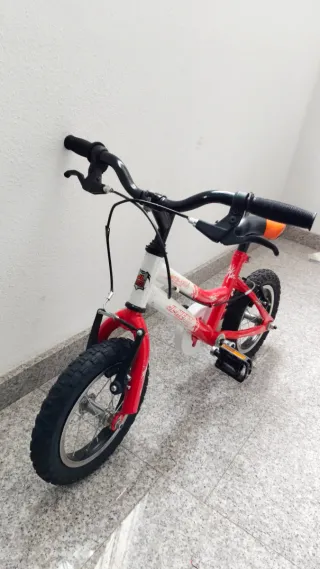 Bicicleta infantil roja y blanca