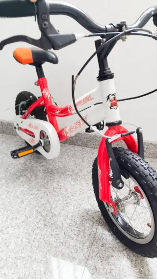 Bicicleta infantil roja y blanca