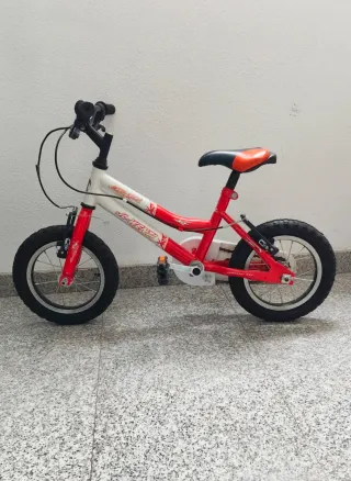 Bicicleta infantil roja y blanca