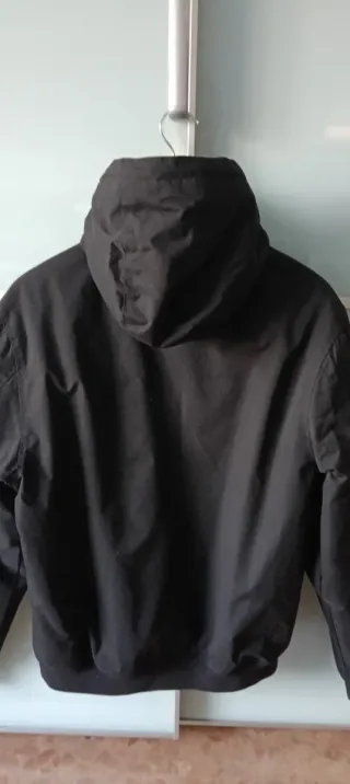 Cazadora negra con capucha