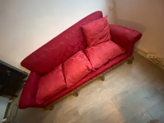 Sofá antiguo de seda rojo 3 plazas