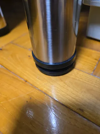 Cuatro patas para mesa de acero.