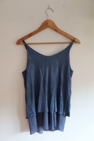 Camiseta tirantes azul con capa