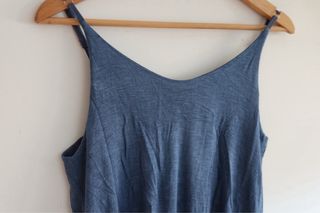 Camiseta tirantes azul con capa