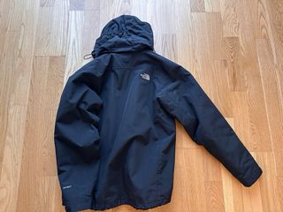 Cazadora The North Face HyVent Negra