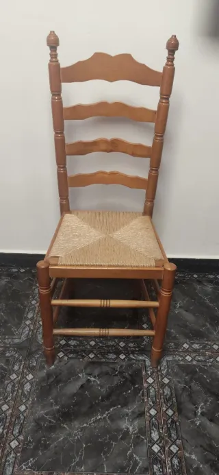 Silla de madera con asiento de yute