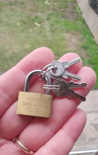 MINI CANDADO COMPACTO DE SEGURIDAD CON 4 LLAVES