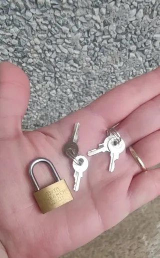 MINI CANDADO COMPACTO DE SEGURIDAD CON 4 LLAVES