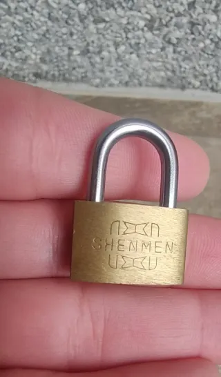 MINI CANDADO COMPACTO DE SEGURIDAD CON 4 LLAVES