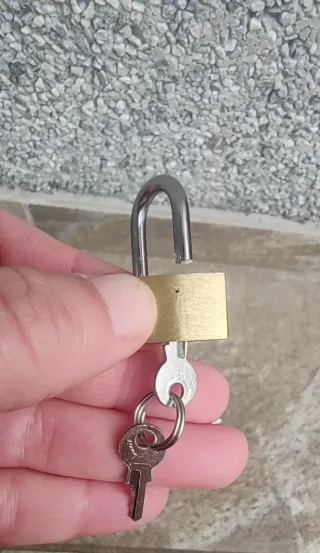 MINI CANDADO COMPACTO DE SEGURIDAD CON 4 LLAVES