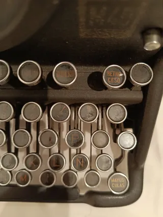 Máquina de escribir Hispano-Olivetti M40