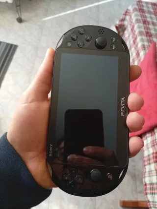 Sony PS Vita + FIFA 13 + Custodia